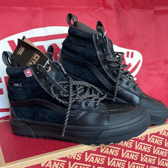 Vans • WMNS Sk8-Hi Mte-2
Black/Black
VN0007NKBKA
boots - sneakers - Picture 8 of 16